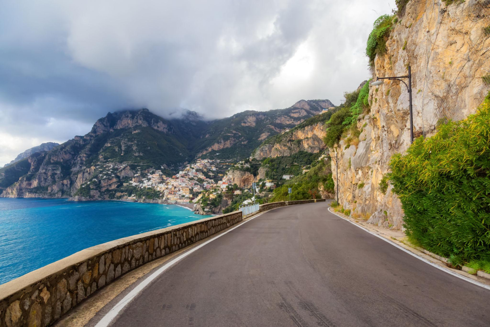 Kustweg langs de Amalfikust in Italië bij zonsondergang