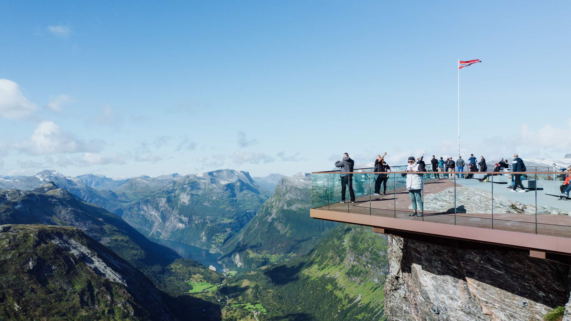 Uitkijkplatform Geiranger Skywalk boven de Noorse fjord
